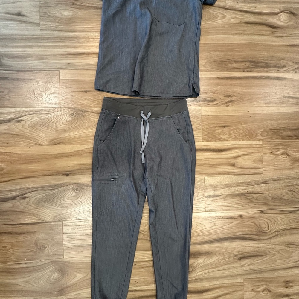 Gray figs scrub set